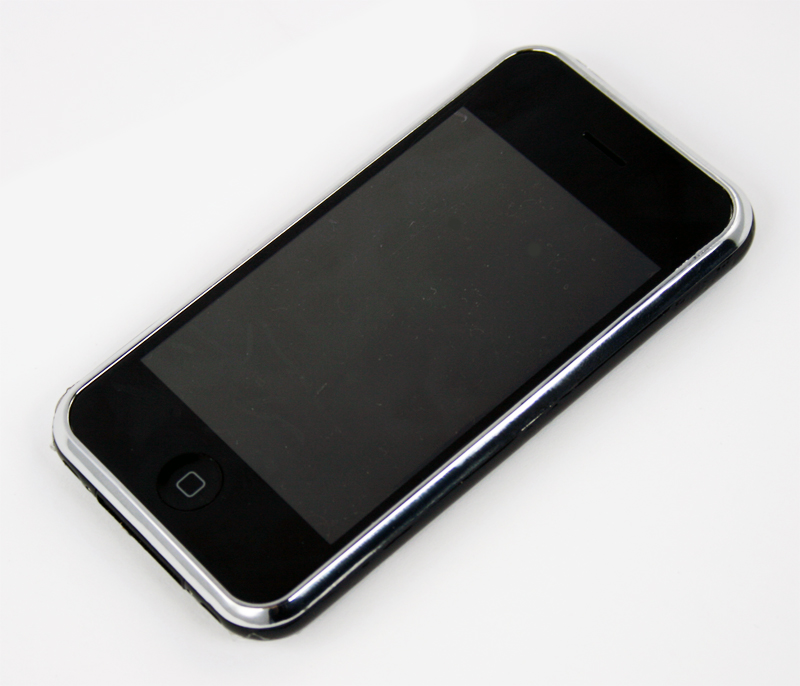 Муляж iPhone 3GS включается